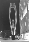 1997-1339-TM-1341 Sculptuur/metaalplastiek vervaardigd door beeldhouwer Naum Gabo staande voor warenhuis de Bijenkorf ...