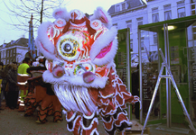 1998-29 West-Kruiskade: viering Chinees Nieuwjaar.Kop van een Chinese draak.