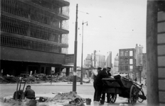 1998-968 Gezicht op de door het Duitse bombardement van 14 mei 1940 getroffen Van Hogendorpsplein met restanten van ...