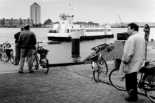 2000-597 De Nieuwe Waterweg met het veer Vlaardingen-Pernis.