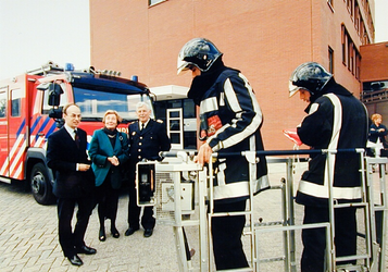 2000-740 17 mei 1999Staatssecretaris Gijs de Vries opent de nieuwe brandweerkazerne aan de Frobenstraat. Op de foto: ...