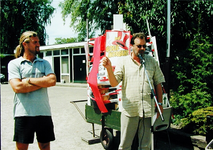 2000-816 10 juli 1999Oud-Feyenoordspeler John de Wolf zamelt bij Volkstuinvereniging Tuinderslust aan de Overschiese ...