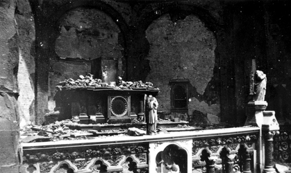 2001-1319 Gezicht op het altaar in de door het Duitse bombardement van 14 mei 1940 getroffen rk Oldekerk ( Kerk van het ...