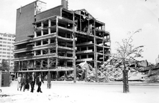 2001-1337 Gezicht op de door het Duitse bombardement van 14 mei 1940 getroffen Schiedamsesingel, met restanten van het ...