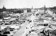 2001-1379 Gezicht op de door het Duitse bombardement van 14 mei 1940 getroffen omgeving van de Hoogstraat. Op de ...
