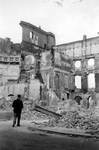 2001-1463 Gezicht op de Botersloot met de achterzijde van het verwoeste stadhuis aan de Kaasmarkt, als gevolg van het ...