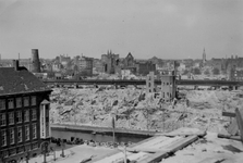 2001-1514 Gezicht op de door het Duitse bombardement van 14 mei 1940 getroffen Delftsevaart, Oppert, Lange Torenstraat ...