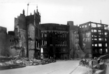 2001-1515 Gezicht in de door het Duitse bombardement van 14 mei 1940 getroffen Hoofdsteeg. Restanten van panden van ...