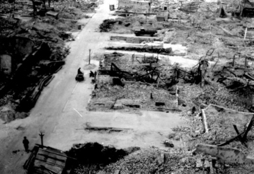 2001-1554 Puinresten na het bombardement van 14 mei 1940. Overzicht van het Achterklooster.