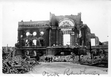 2001-1555 Puinresten als gevolg van het Duitse bombardement van 14 mei 1940. De Botersloot met het stadhuis aan de ...