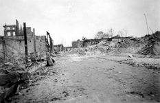 2001-1557 Gezicht op de door het Duitse bombardement van 14 mei 1940 getroffen Hoogstraat , Als gevolg van het ...