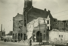 2001-1572 Gezicht op de door het Duitse bombardement van 14 mei 1940 getroffen Slaak met restanten van het gebouw van ...
