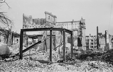 2001-1725 Gezicht op de door het Duitse bombardement van 14 mei 1940 getroffen Botersloot met het interieur van het ...
