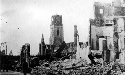 2001-1964 Gezicht op de door het Duitse bombardement van 14 mei 1940 getroffen Kaasmarkt met het oude stadhuis en ...