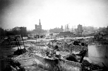 2001-1990 Gezicht op de door het Duitse bombardement van 14 mei 1940 getroffen Lange Baanstraat met de Goudsesingel. Op ...