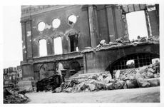 2001-2005 Gezicht op de door het Duitse bombardement van 14 mei 1940 getroffen Botersloot met het oude stadhuis aan de ...