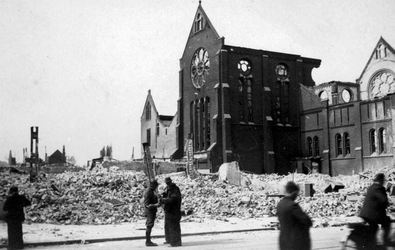 2001-2032 Gezicht in de door het Duitse bombardement van 14 mei 1940 getroffen Van Oldenbarneveltstraat.  Restanten ...
