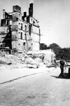 2001-2161 Gezicht op de door het Duitse bombardement van 14 mei 1940 getroffen Spaansekade met restanten van het hotel ...