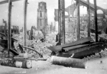2001-2232 Gezicht op de door het Duitse bombardement van 14 mei 1940 getroffen Hoogstraat . De restanten van een ...