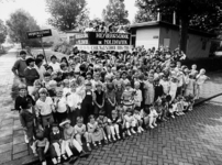 2001-915 Leerlingen en leerkrachten van de Heybergschool / De Molenwiek gaan gezamenlijk op de foto ter gelegenheid van ...