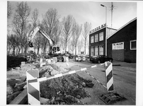 2003-738 Een opgebroken straat aan de Van Riemsdijkweg tegenover het bedrijfsgebouw van expediteur Vitesse.