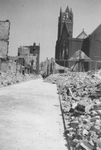 2004-470 Gezicht in de door het Duitse bombardement van 14 mei 1940 getroffen Crispijnlaan met restanten van de NH ...