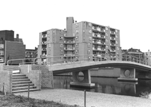 2004-5150 Gezicht op de voetgangersbrug over de Rotte, tussen de Crooswijksebocht en de Zwaanshalskade.
