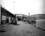2004-5948 De Boompjeskade met op de achtergrond de Spoorbrug.