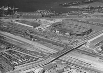 2004-7042 Luchtopname van het Feyenoord Stadion, onder de Breeweg met Stadionviaduct. Op de achtergrond de ...