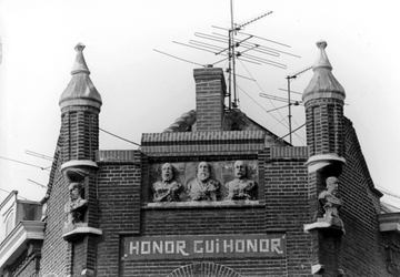 2005-10351 Aan de gevel van het hoekpand aan Paul Krügerstraat en Bloemfonteinstraat zijn beelden uit de voormalige ...