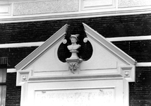 2005-10361 Ornament boven reclamevlak in Afrikaanderwijk.