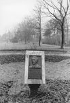 2005-10400 In het rosarium van het Plaswijckpark staat een gedenkteken ter nagedachtenis aan F.A. des Tombe, botanicus. ...