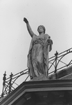 2005-10401 Op het gerechtsgebouw aan de Noordsingel staat het beeld Vrouwe Justitia. Door de storm is de weegschaal ...