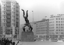 2005-10477 Op het Plein 1940 staat het monument Verwoeste Stad van de beeldhouwer Ossip Zadkine.