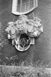 2005-10666 Ornament aan gevel van het belasingkantoor aan de Puntegaalstraat.