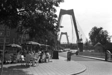 2005-11146 Op de voorgrond Spaansekade bij Haringvliet en Spanjaardsbrug, verderop de Willemsbrug.