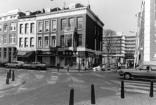 2005-11236 De Witte de Withstraat ter hoogte van de hoek van de Eendrachtsstraat. Op de hoek boekhandel Hanou.