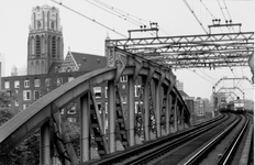 2005-387 Twee treinen passeren elkaar op het spoorwegviaductdoor de stad ter hoogte van de Binnenrotte. Links de toren ...