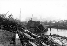2005-5312 De Rijnhaven met door de Duitse Wehrmacht vernielde kademuren en haveninstallaties.