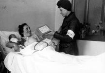 2005-5354 In Rotterdams ziekenhuis verstrekt de Unie Vrouwelijke Vrijwilligers pakketten.