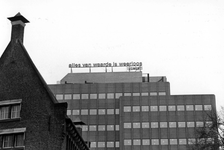 2005-5600 Een dichtregel van Lucebert op dak van een kantoorgebouw aan de Blaak.