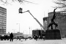 2005-5771 Een Franse filmploeg filmt het monument 'De 'Verwoeste stad' op het Plein 1940. Verderop de Blaak.