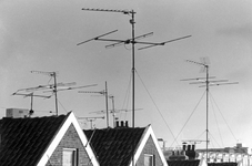 2005-5933 TV antennes op de daken van huizen aan de Proveniersstraat, rechts op de achtergrond een deel van het ...
