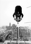 2005-6091 Een acrobaat van het circus Hagenbeck op het dak van het Rijnhotel. Met overzicht van de omgeving van de ...