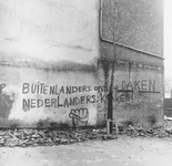2005-6369 Graffiti aan muur van pand in Crooswijk.