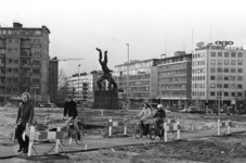 2005-6982 Het monument De Verwoeste stad van de beeldhouwer Ossip Zadkine op het Plein 1940. Uit oostelijke richting ...