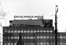 2005-7481 Dichtregel van de kunstenaar Lucebert op dak van kantoorgebouw aan de Blaak.