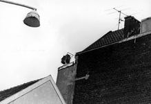 2005-7579 Op het dak van een pand in de Van Galenstraat.