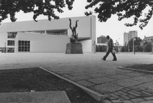 2005-7920 Het Plein 1940 met het monument De Verwoeste stad. Verder het Maritiem Museum.