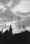2005-8993 Televisieantennes op daken van huizen aan de Pieter de Raadtstraat.